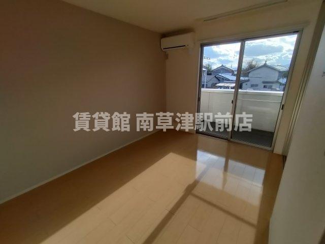 居室・リビング　同建物内の別室写真となります。