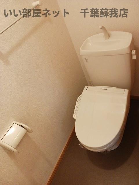 トイレ　ちょっとした収納スペースも充実しています