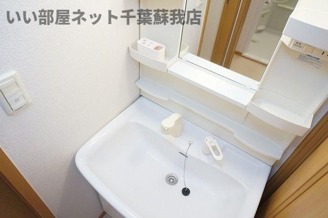 洗面設備　明るい洗面所です