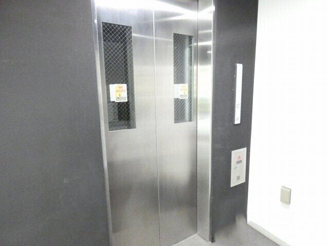 ロビー　エレベーター付き
