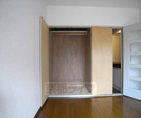 収納　奥行きの深いクローゼットです。