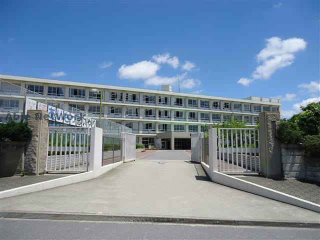 中学校　碧南市立新川中学校（中学校）まで1075m