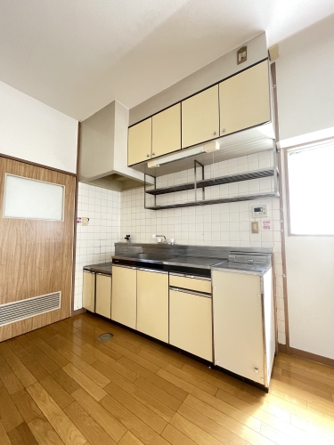 キッチン　退去工事中の部屋です。他の部屋の参考写真になります。現状を優