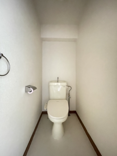 トイレ　退去工事中の部屋です。他の部屋の参考写真になります。現状を優