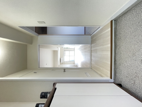 玄関　退去工事中の部屋です。他の部屋の参考写真になります。現状を優