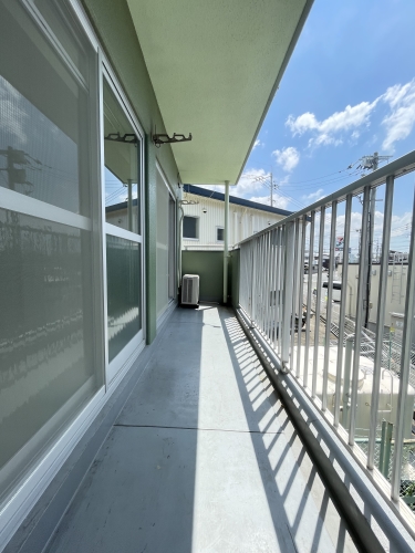 バルコニー　退去工事中の部屋です。他の部屋の参考写真になります。現状を優