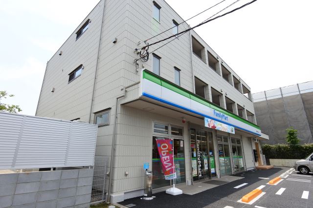 コンビニ　ファミリーマート（コンビニ）まで570m