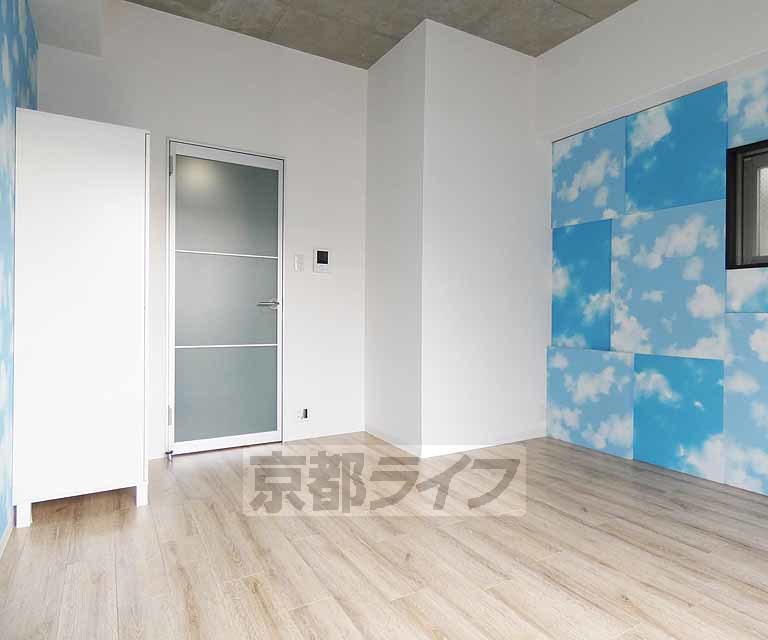 居室・リビング　可愛らしい壁紙のお部屋です。