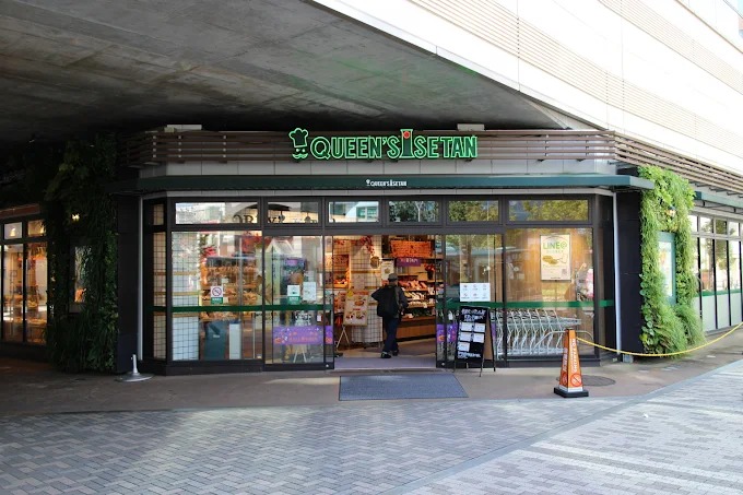 スーパー　クイーンズ伊勢丹武蔵境店（スーパー）まで302m