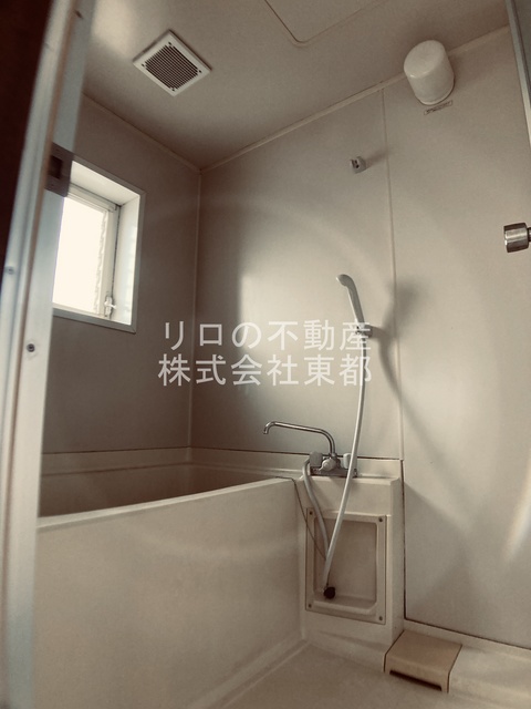 バス・シャワールーム　窓付きのバスルーム♪換気もできて気持ちいいですね♪