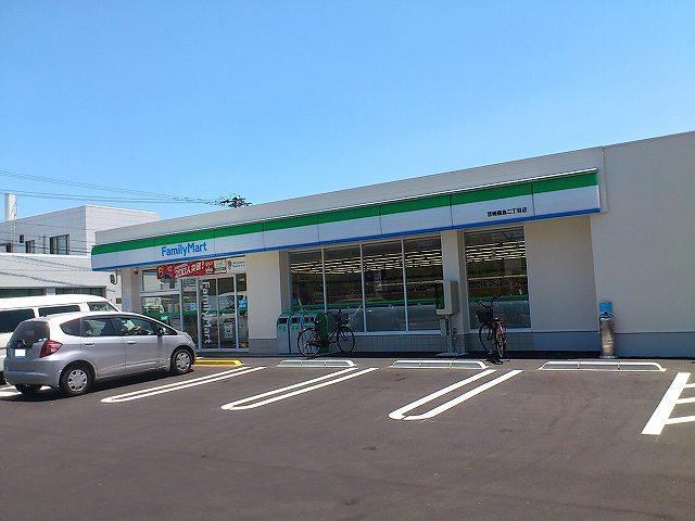 コンビニ　ファミリーマート宮崎霧島二丁目店（コンビニ）まで257m