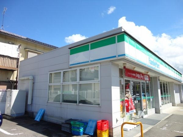 コンビニ　ファミリーマート（コンビニ）まで900m