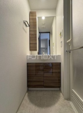 洗面設備　スペースが確保できる洗面所です