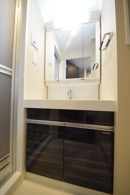 洗面設備　便利な独立洗面台★３面鏡・収納付き