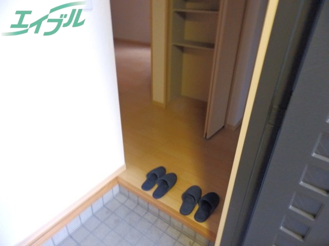 玄関　同物件別部屋、左右反転タイプの参考写真です。