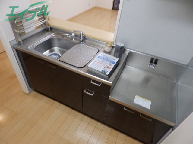 キッチン　同物件別部屋、左右反転タイプの参考写真です。