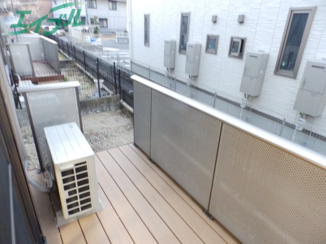 バルコニー　同物件別部屋、左右反転タイプの参考写真です。