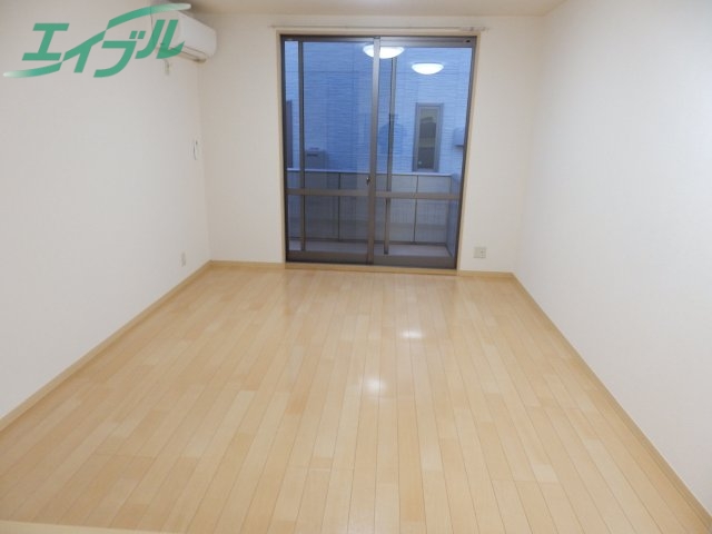 居室・リビング　同物件別部屋、左右反転タイプの参考写真です。