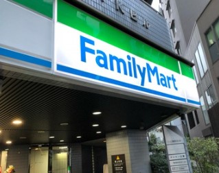 コンビニ　ファミリーマート サンズ西新宿店（コンビニ）まで241m