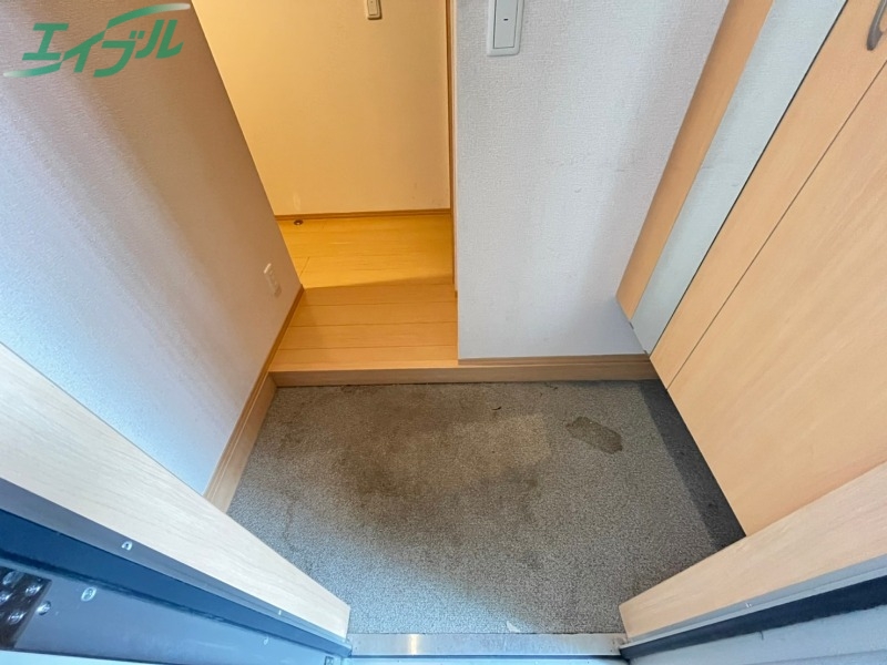 玄関　別部屋反転参考写真です