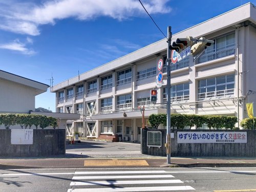 小学校　高知市立秦小学校（小学校）まで276m