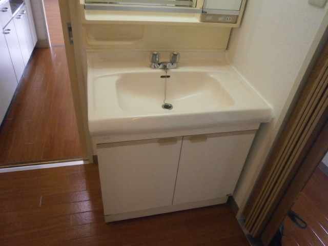 洗面設備　明るい洗面所です