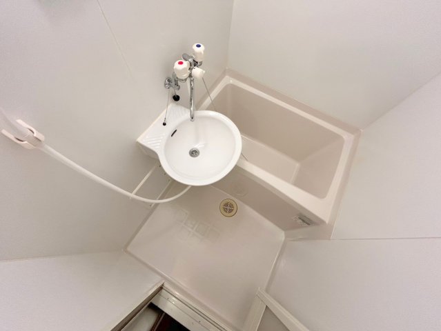 バス・シャワールーム　バスルームはトイレと別々で、広々としていますよ。