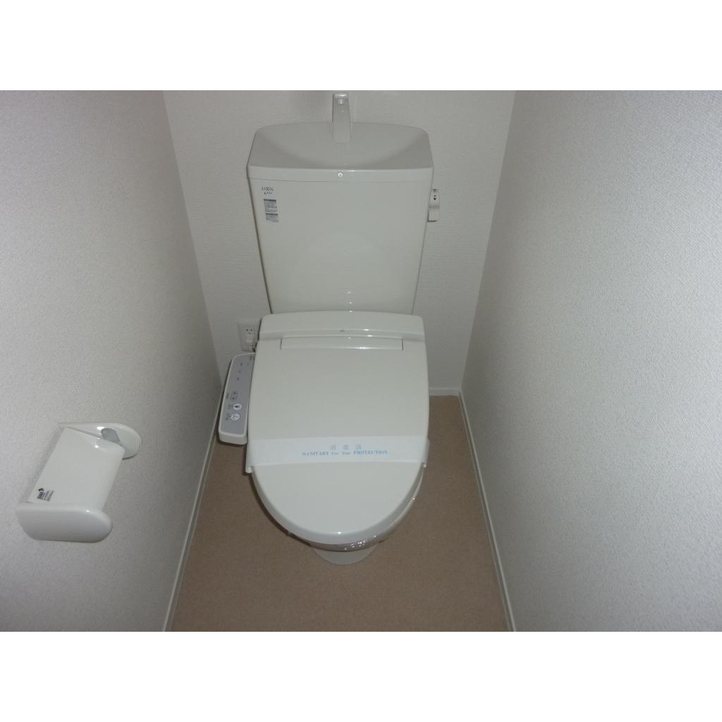 トイレ　落ち着いた色調のトイレです