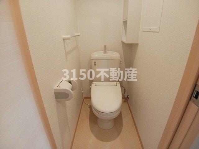 トイレ　落ち着いた色調のトイレです
