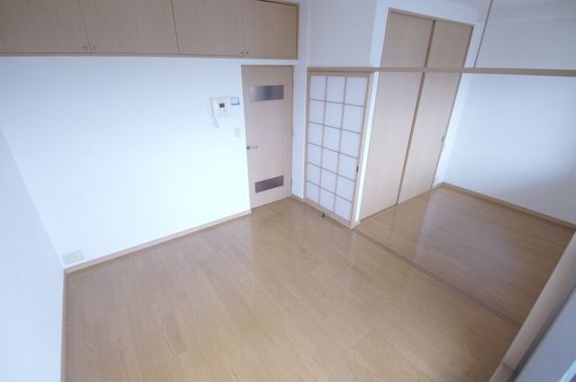 その他部屋・スペース　【洋室】居室（バルコニー側から）