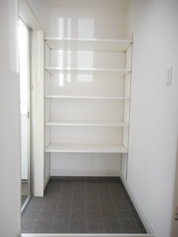 玄関　収納もある玄関です