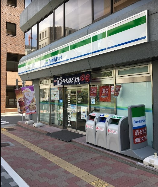 コンビニ　ファミリーマート 宝町駅前店（コンビニ）まで404m