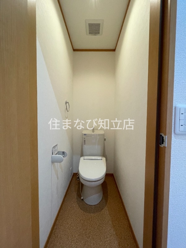 トイレ　清掃前　同型別部屋写真（反転）