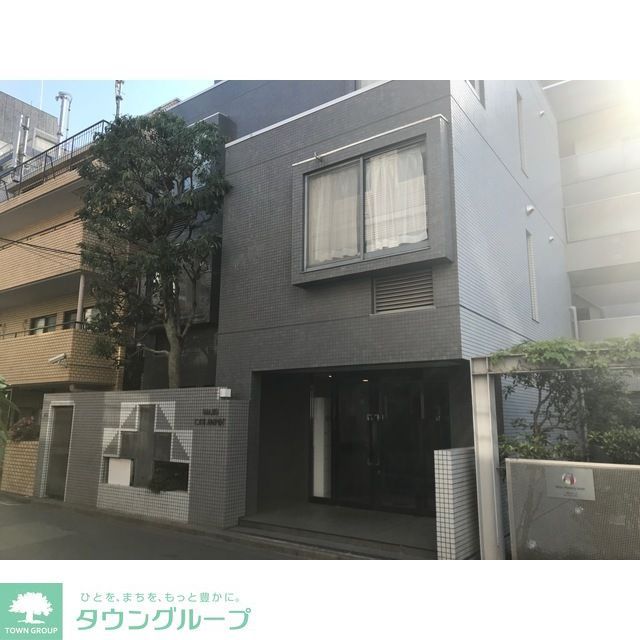 建物外観　エントランス、左門扉は屋内ごみ置場（24時間可）