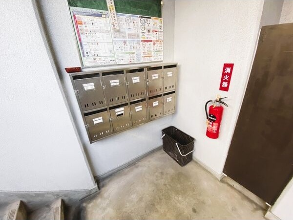 地下鉄東山線 本山駅 徒歩2分 4階建 築48年の外観写真