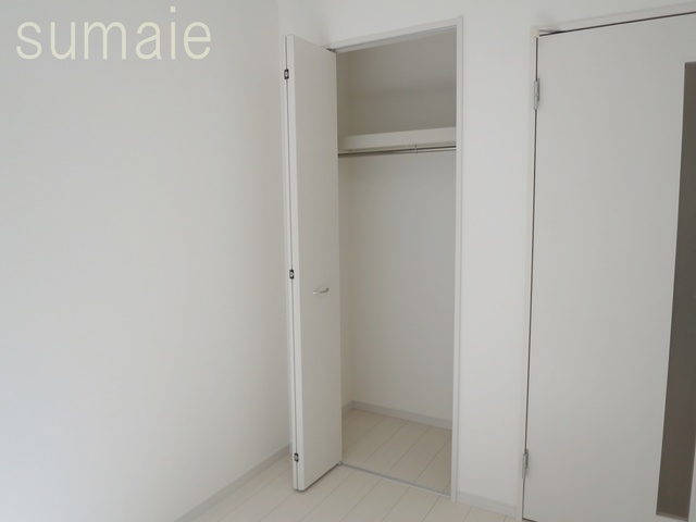 収納　お洋服の掛けられるレール付きのクローゼット♪