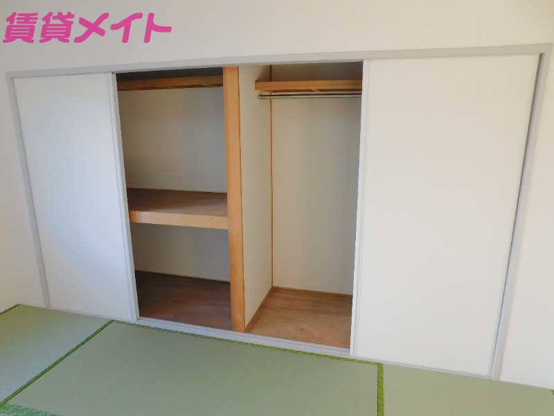 収納　同型反転部屋写真です。