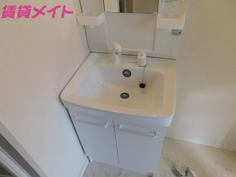洗面設備　同型反転部屋写真です。