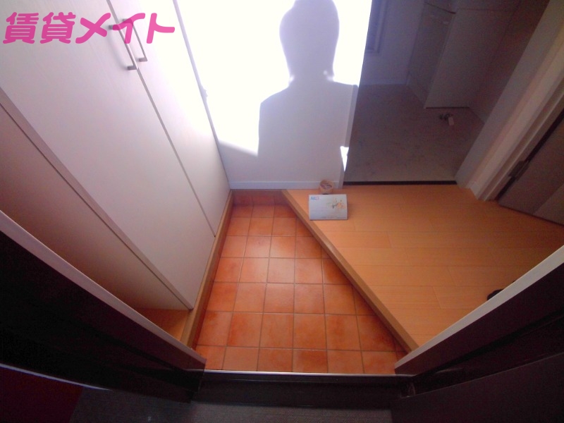 玄関　同型反転部屋写真です。