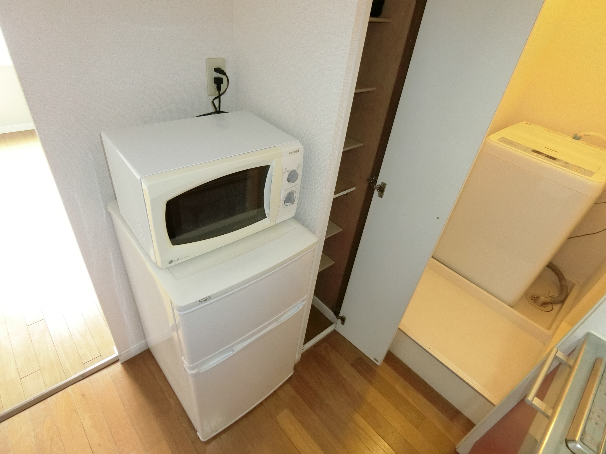 省エネ性能ラベル　２ドア冷蔵庫と電子レンジが備え付けです☆