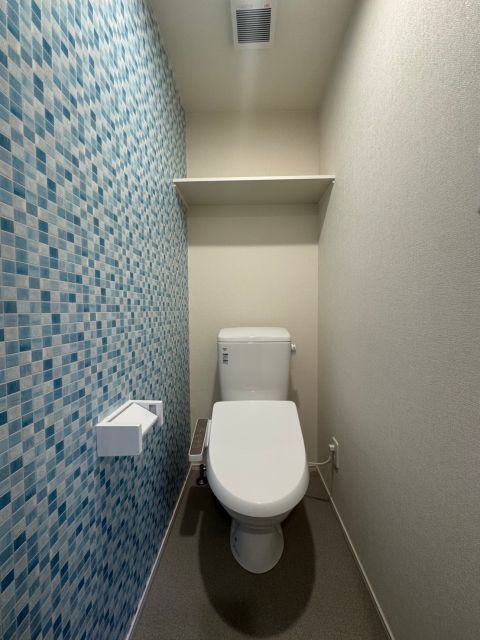 トイレ　落ち着いた色調のトイレです