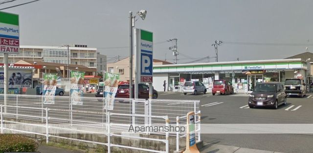 コンビニ　ファミリーマート（コンビニ）まで700m