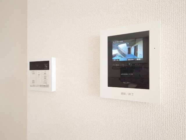 セキュリティ　追い焚き給湯（奥）、録画機能付きＴＶモニターホン（手前）