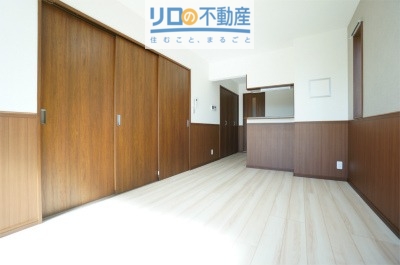 アンプルールフェールエタンセルマン昆陽の居間写真