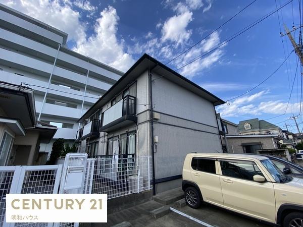 建物外観　軽量鉄骨造2階建ての1階角部屋です！