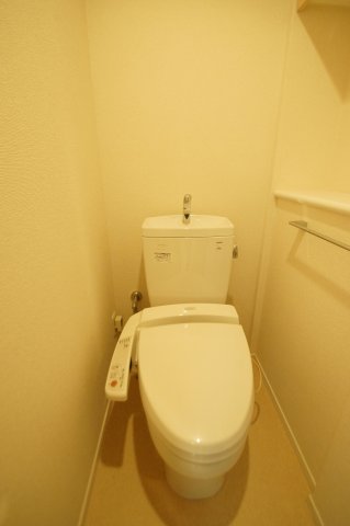 トイレ　落ち着いた色調のトイレです