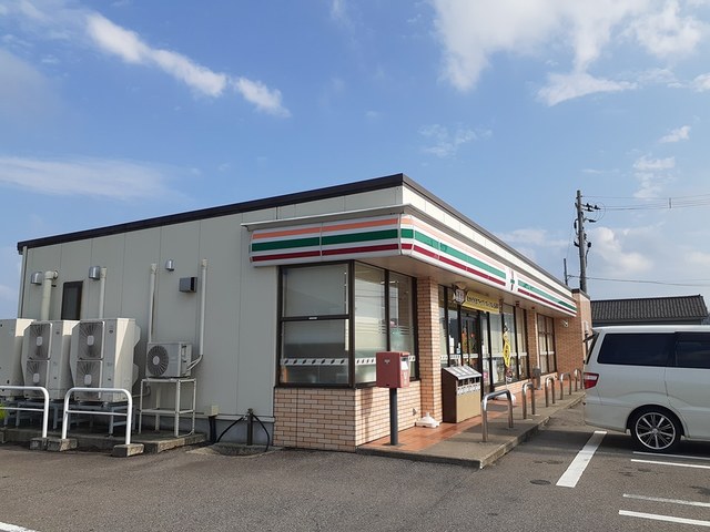 コンビニ　セブンイレブン 氷見加納店（コンビニ）まで348m