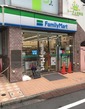 コンビニ　ファミリーマート 西新宿柏木公園前店（コンビニ）まで26m