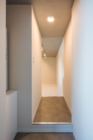 玄関　※同間取り・別部屋の写真となるため、参考写真としてご覧下さい