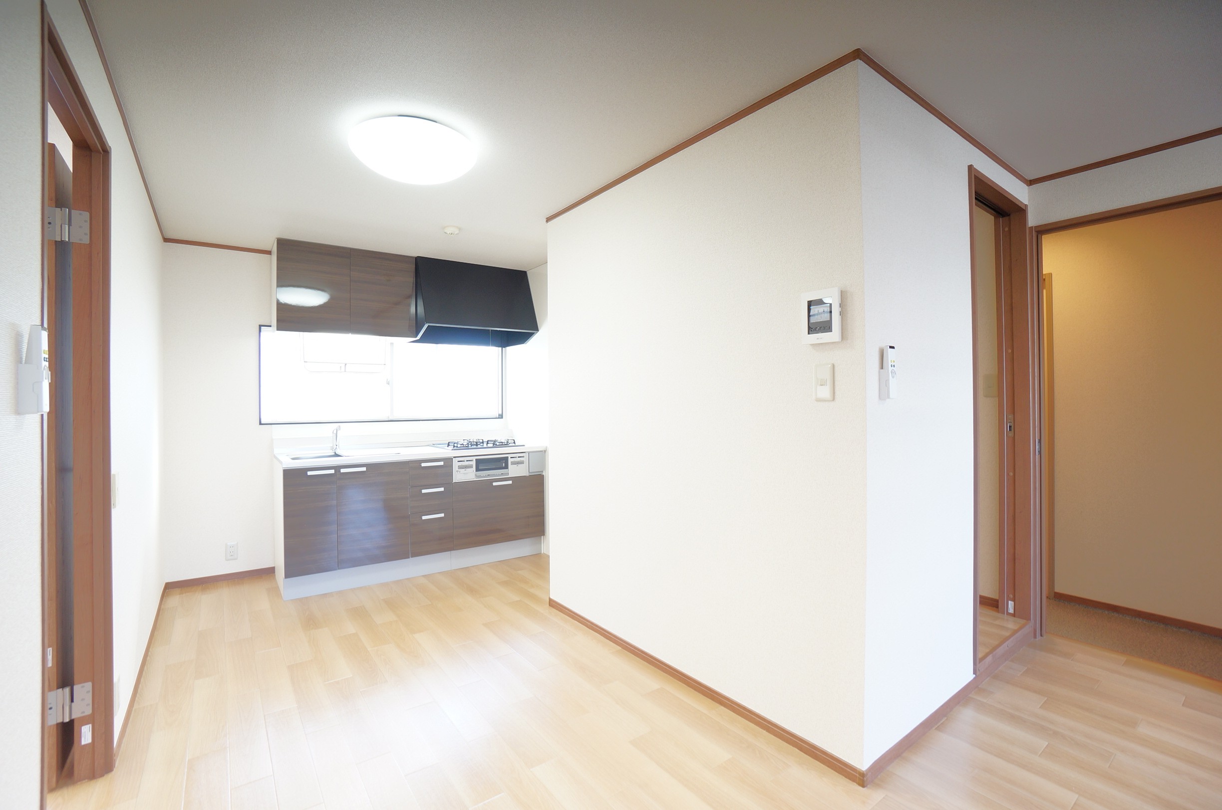 キッチン　3口のガスコンロ付システムキッチン、ＬＥＤ照明